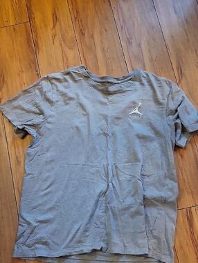 Nike Men's Short Sleeve T‑Shirt in Gray with Small White Logo